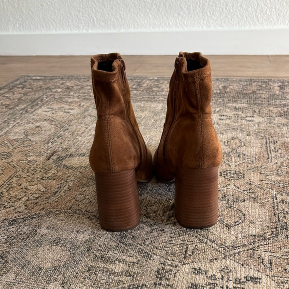 Steve Madden - Elegant Brown Suede Ankle Boots (7.5) - Picture 2 of 5